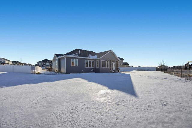 1465 Shawnas Place S, Fargo, ND 58104