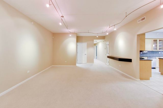 940 Augusta Way 105, Highland Park, IL 60035