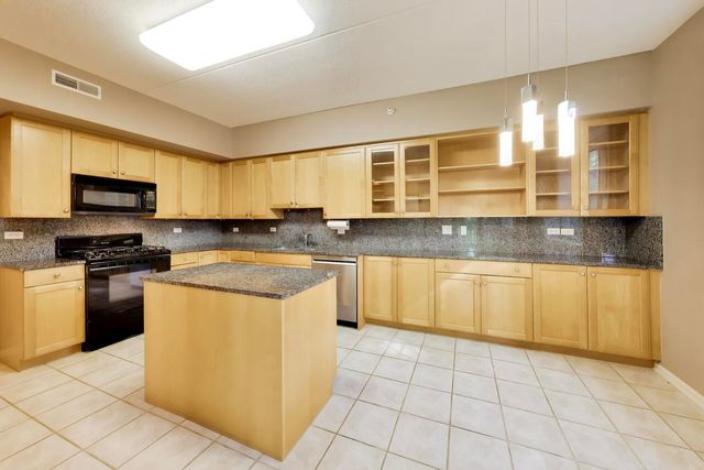 940 Augusta Way 105, Highland Park, IL 60035
