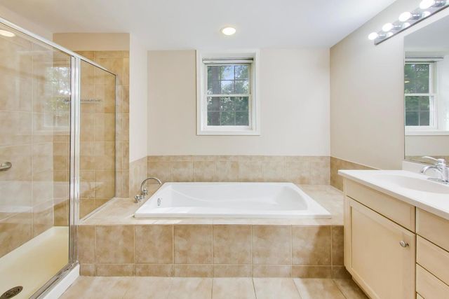 940 Augusta Way 105, Highland Park, IL 60035