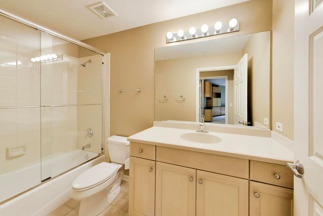 940 Augusta Way 105, Highland Park, IL 60035