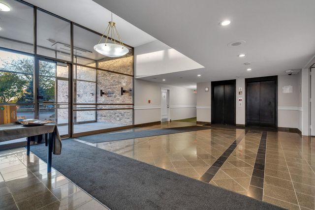 1919 Prairie Square 32, Schaumburg, IL 60173