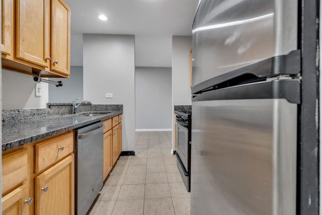 1919 Prairie Square 32, Schaumburg, IL 60173
