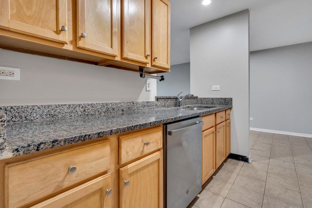 1919 Prairie Square 32, Schaumburg, IL 60173