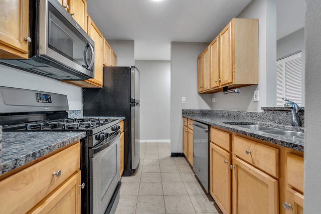 1919 Prairie Square 32, Schaumburg, IL 60173