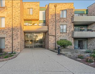 1919 Prairie Square 32, Schaumburg, IL 60173