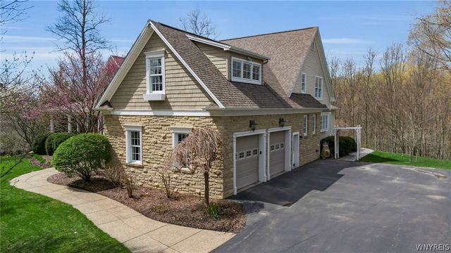 36 Birdsong Parkway, Orchard Park, NY 14127
