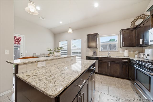 8852 E 138th Street S, Bixby, OK 74008