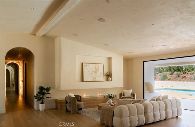 18840 La Amistad, Tarzana, CA 91356