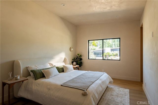 18840 La Amistad, Tarzana, CA 91356