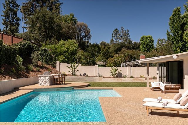 18840 La Amistad, Tarzana, CA 91356