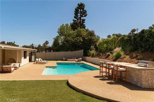 18840 La Amistad, Tarzana, CA 91356