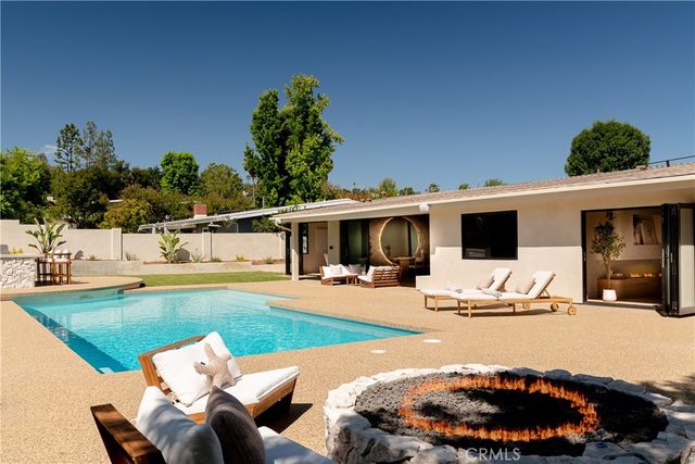 18840 La Amistad, Tarzana, CA 91356