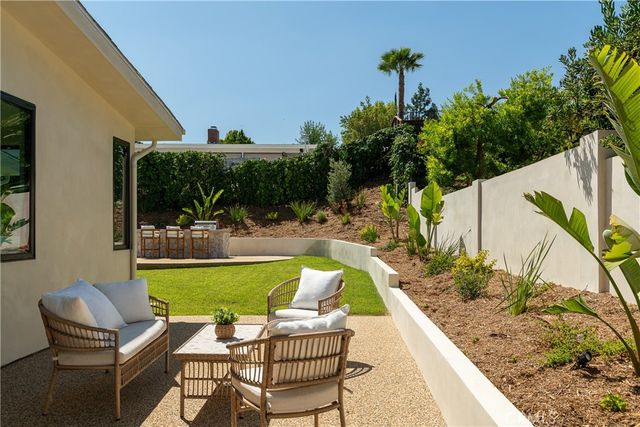 18840 La Amistad, Tarzana, CA 91356