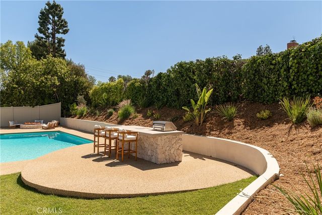 18840 La Amistad, Tarzana, CA 91356