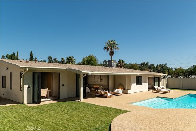 18840 La Amistad, Tarzana, CA 91356