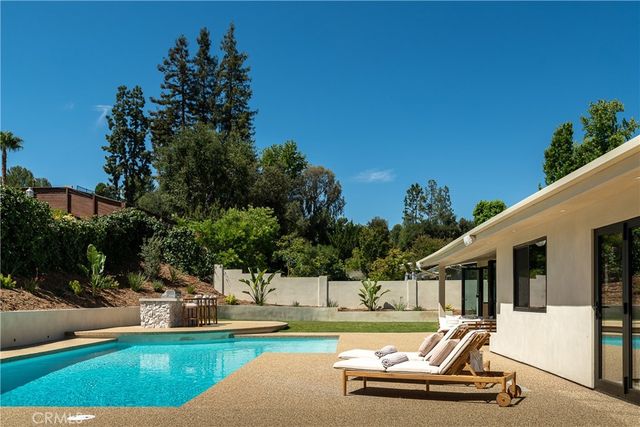 18840 La Amistad, Tarzana, CA 91356