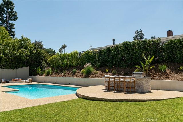 18840 La Amistad, Tarzana, CA 91356