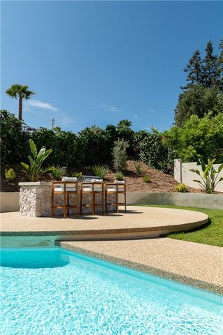 18840 La Amistad, Tarzana, CA 91356