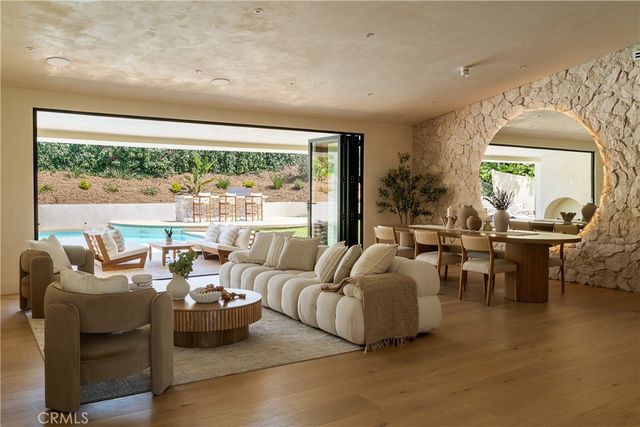18840 La Amistad, Tarzana, CA 91356