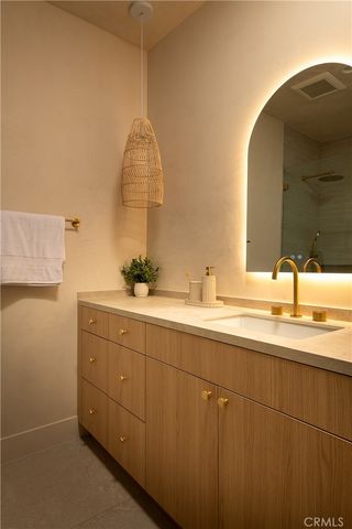 18840 La Amistad, Tarzana, CA 91356