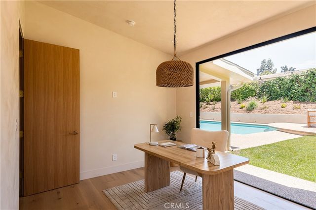 18840 La Amistad, Tarzana, CA 91356