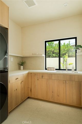 18840 La Amistad, Tarzana, CA 91356