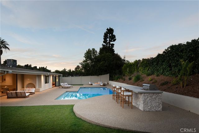 18840 La Amistad, Tarzana, CA 91356