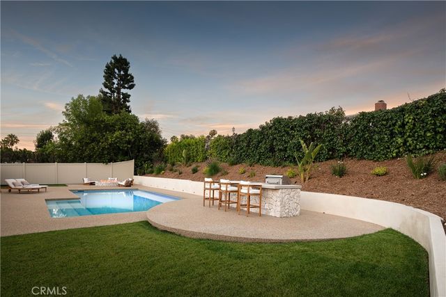 18840 La Amistad, Tarzana, CA 91356