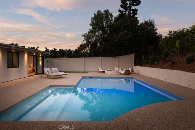 18840 La Amistad, Tarzana, CA 91356