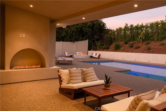 18840 La Amistad, Tarzana, CA 91356
