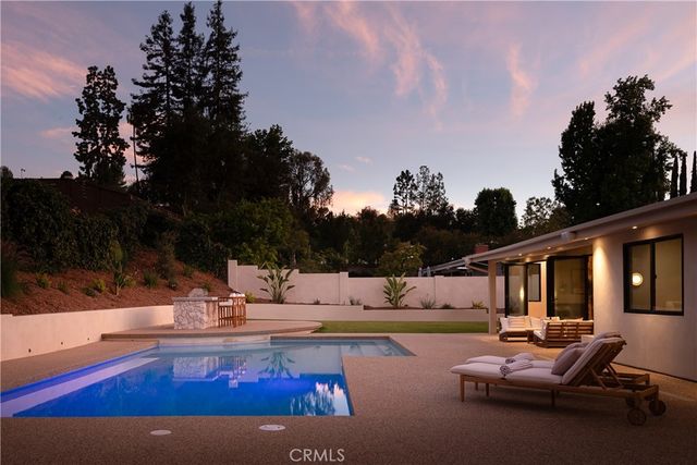 18840 La Amistad, Tarzana, CA 91356