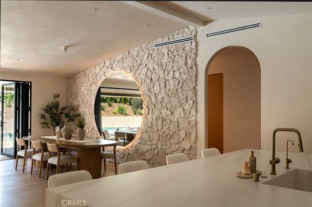 18840 La Amistad, Tarzana, CA 91356