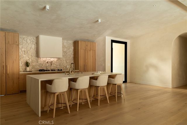 18840 La Amistad, Tarzana, CA 91356