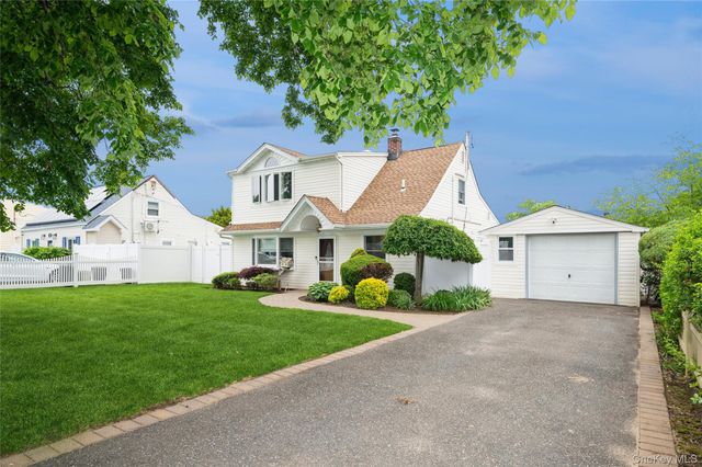 25 Rock Lane, Levittown, NY 11756