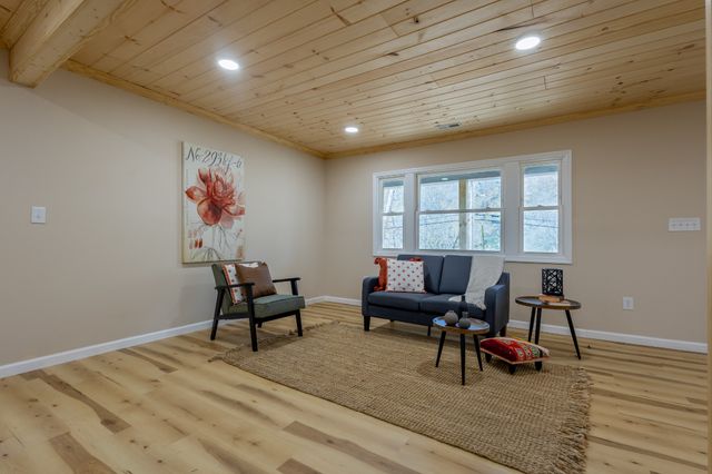 601 Midway Dr, Erin, TN 37061