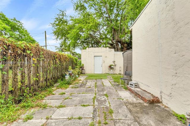 1122 NW 38th St, Miami, FL 33127