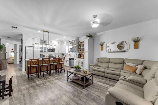 2484 SE 2nd St, Homestead, FL 33033