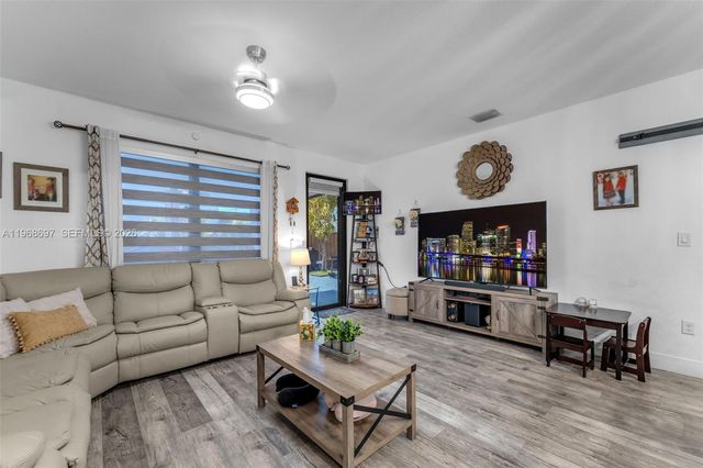 2484 SE 2nd St, Homestead, FL 33033