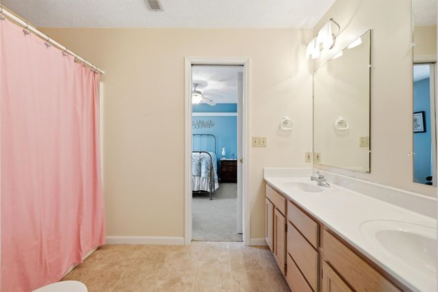 56 Deerfield Dr, Hurricane, WV 25526