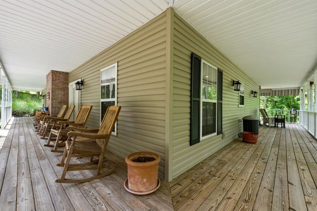 56 Deerfield Dr, Hurricane, WV 25526