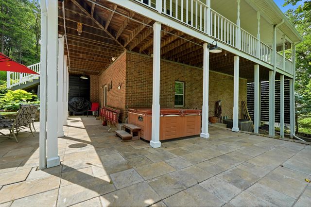 56 Deerfield Dr, Hurricane, WV 25526