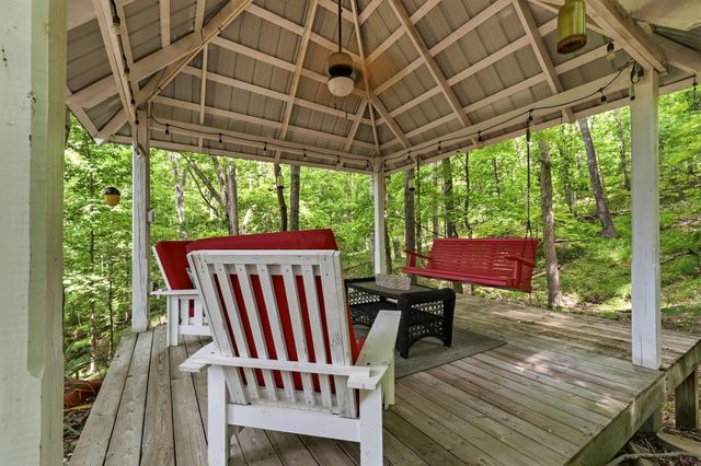 56 Deerfield Dr, Hurricane, WV 25526