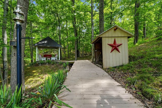 56 Deerfield Dr, Hurricane, WV 25526