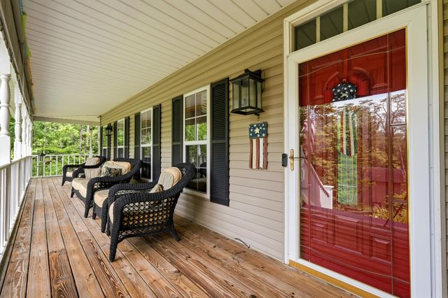 56 Deerfield Dr, Hurricane, WV 25526