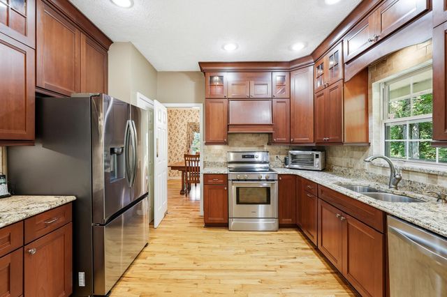 56 Deerfield Dr, Hurricane, WV 25526