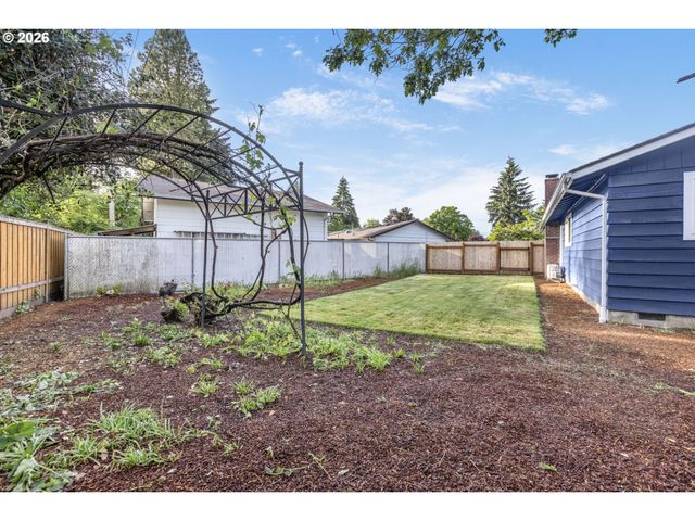 288 SUBURBAN Ave, Eugene, OR 97404