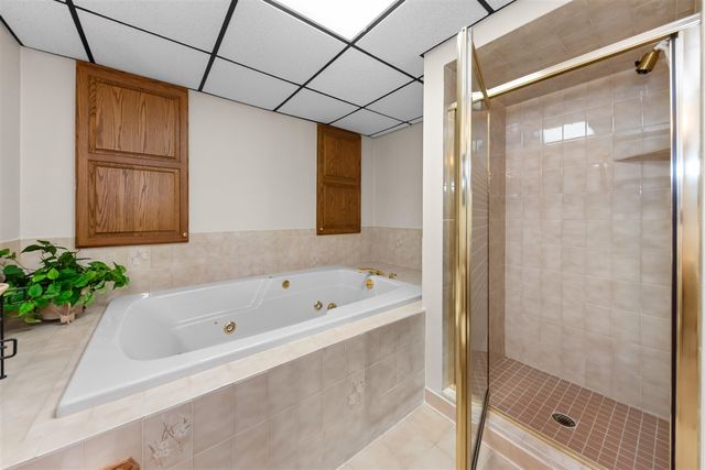 37120 Turnburry Drive, Livonia, MI 48152