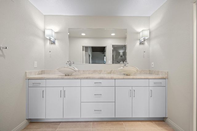 4 Atherton Is, Stockton, CA 95204