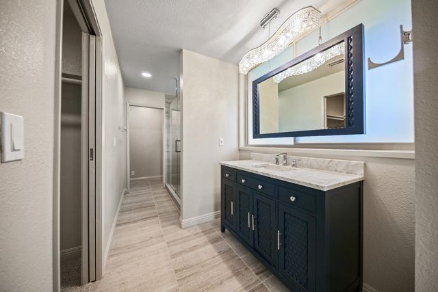 4 Atherton Is, Stockton, CA 95204